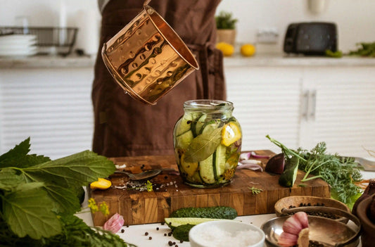Astuces anti-gaspi : personne qui prépare un bocal de pickles dans sa cuisine