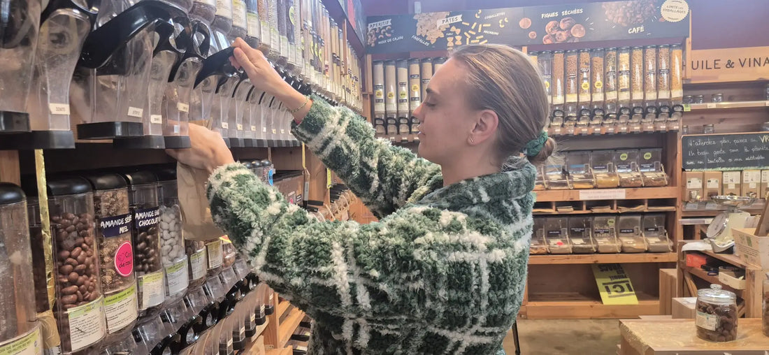 Zoé, fondatrice de GoGreen Box, en train de faire ses courses au rayon vrac d'une épicerie bio, dans le cadre d'une alimentation éco-responsable.